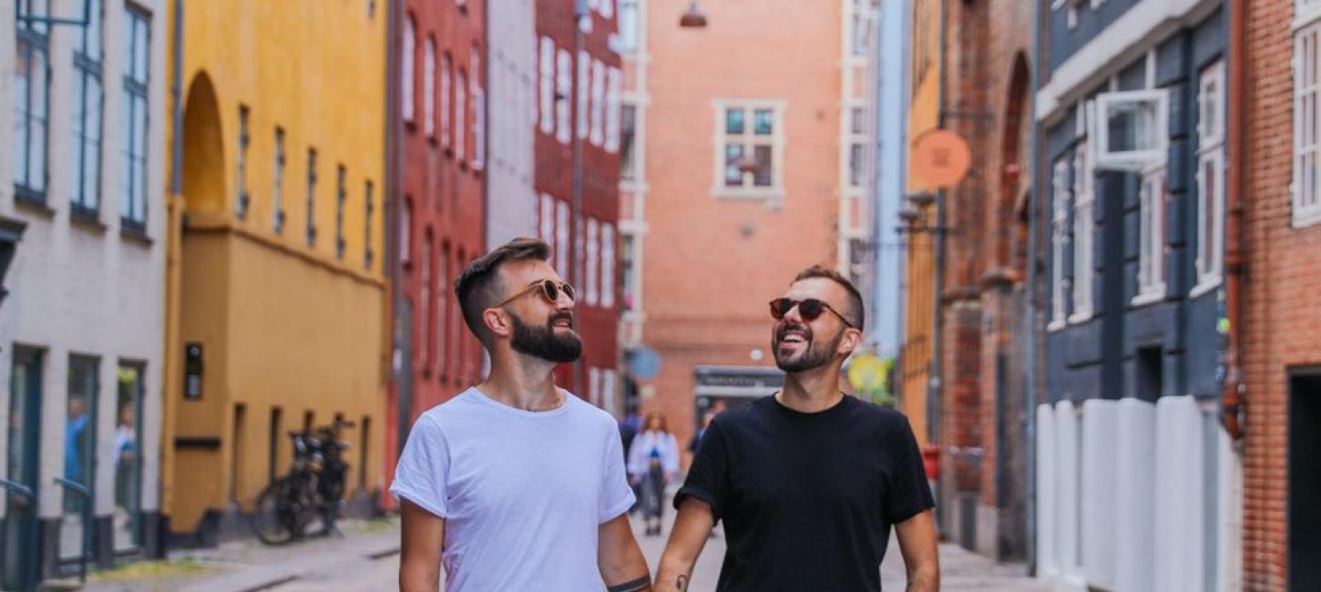 par går langs Magstræde i København
