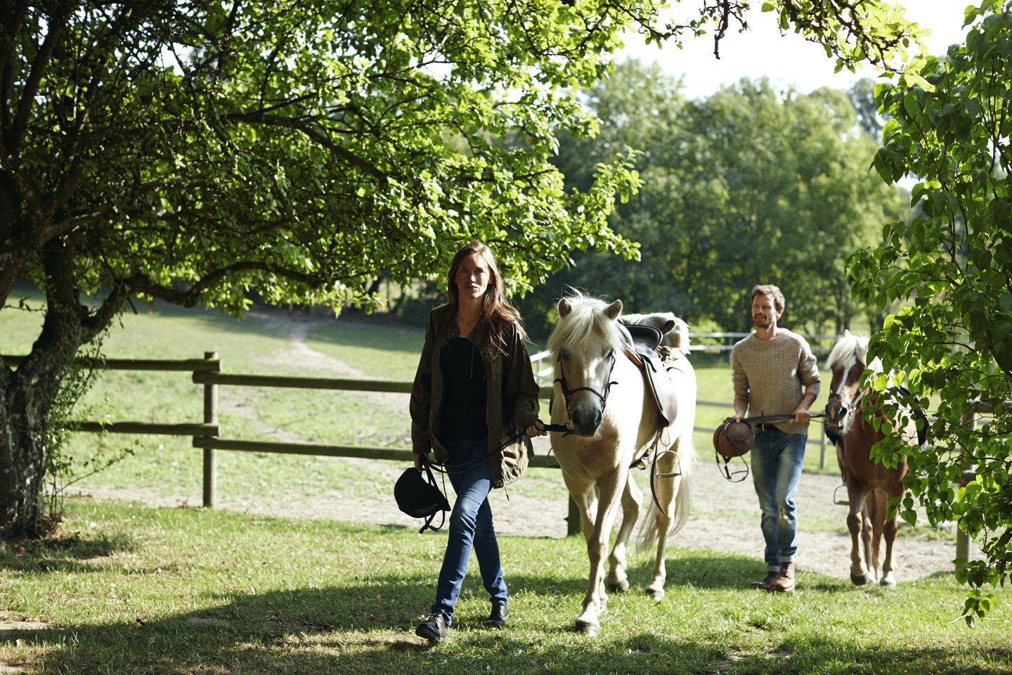 Paar mit Pferden in den Reiterferien auf Fünen in Dänemark