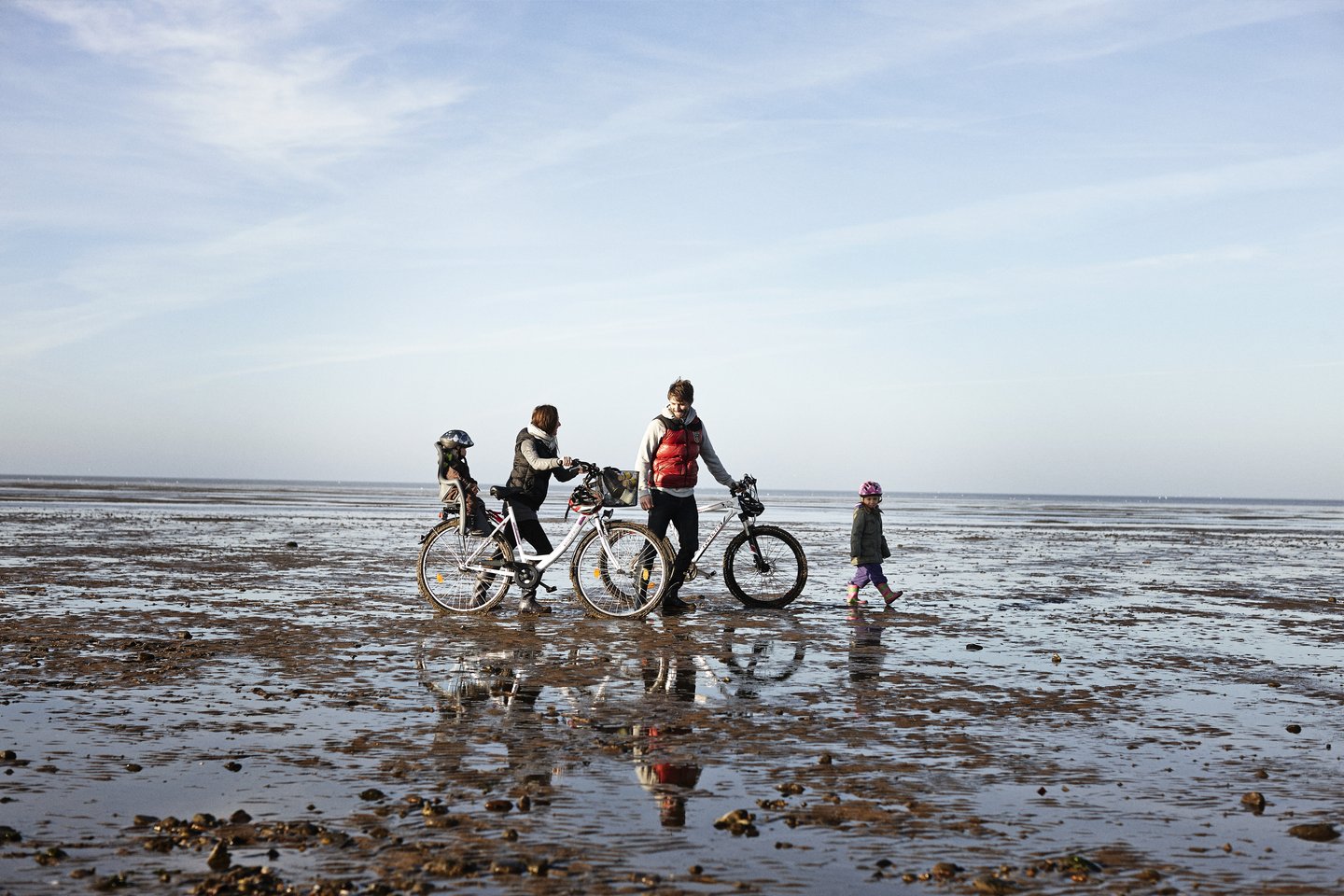 Family with bikes in the Wadden Sea 