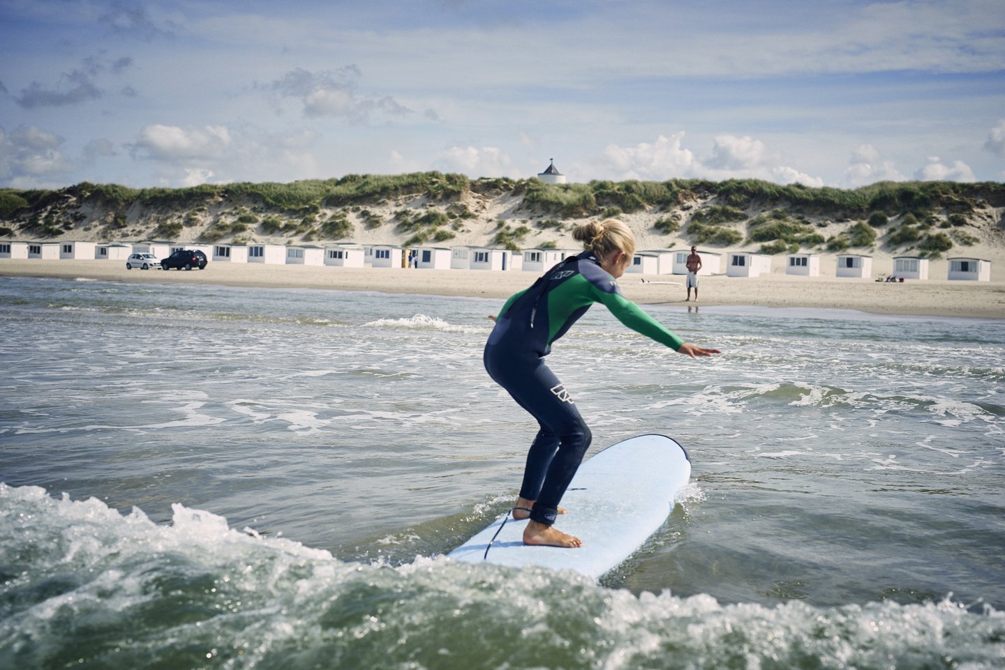 Surfa på Løkken strand. Nordjylland. 