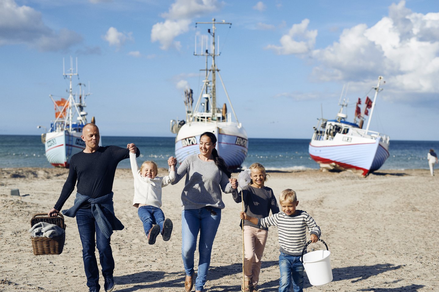 Familie leker på stranden på Thorup strand