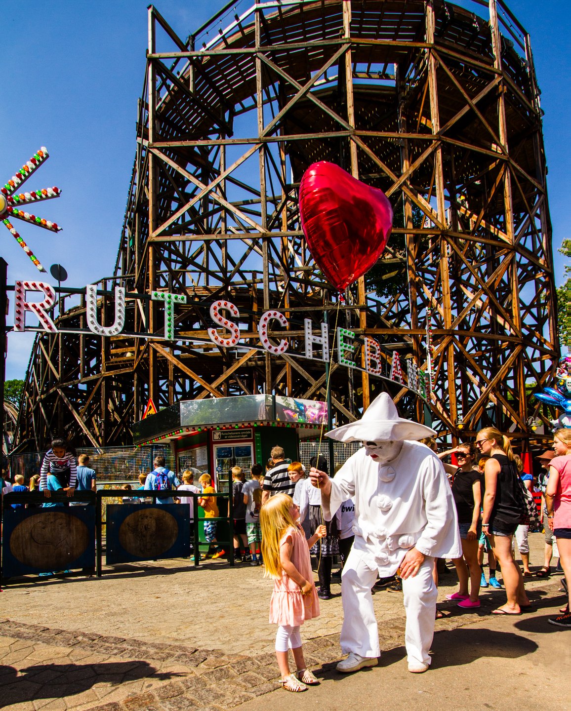 Gutt og klovn i Bakken fornøyelsespark i Danmark 