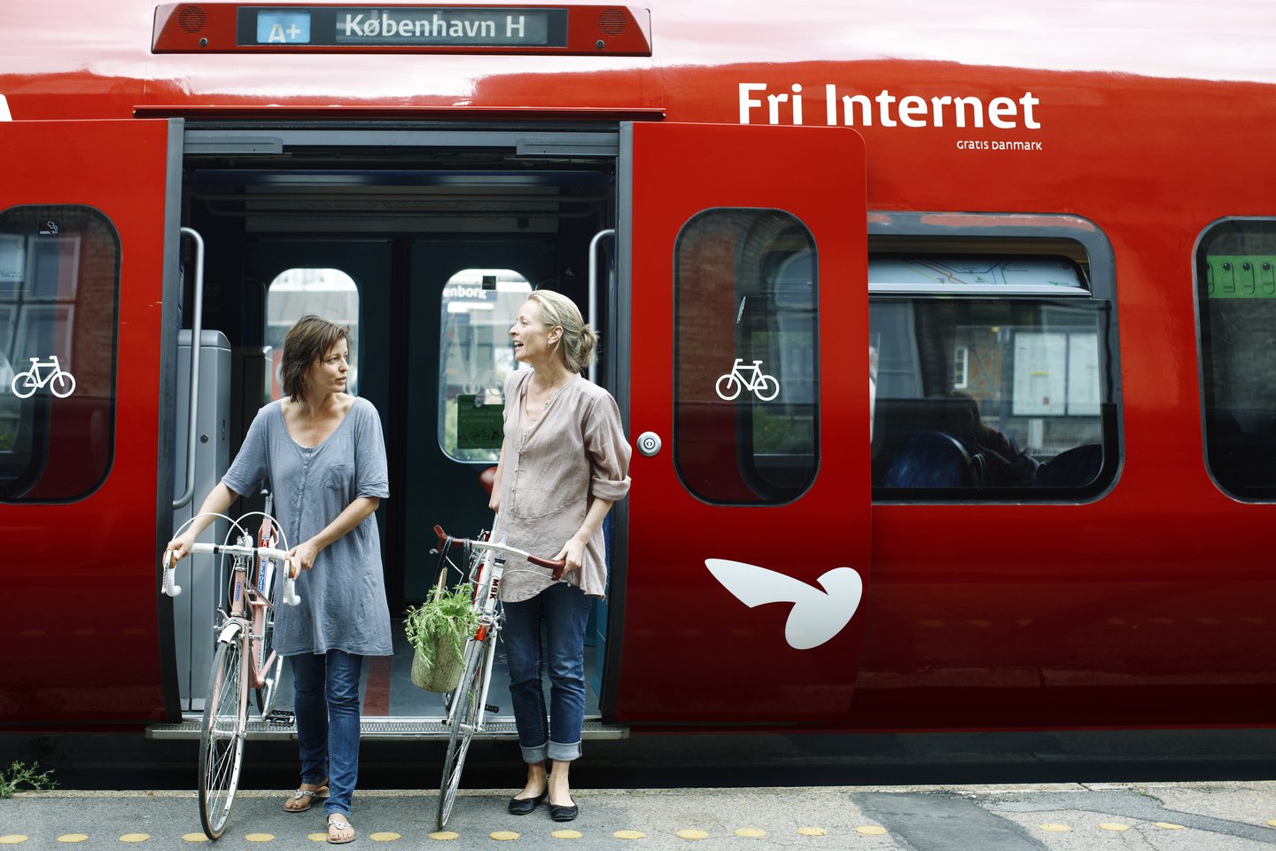 To damer med sykkel går av S-toget i Københavnsområdet