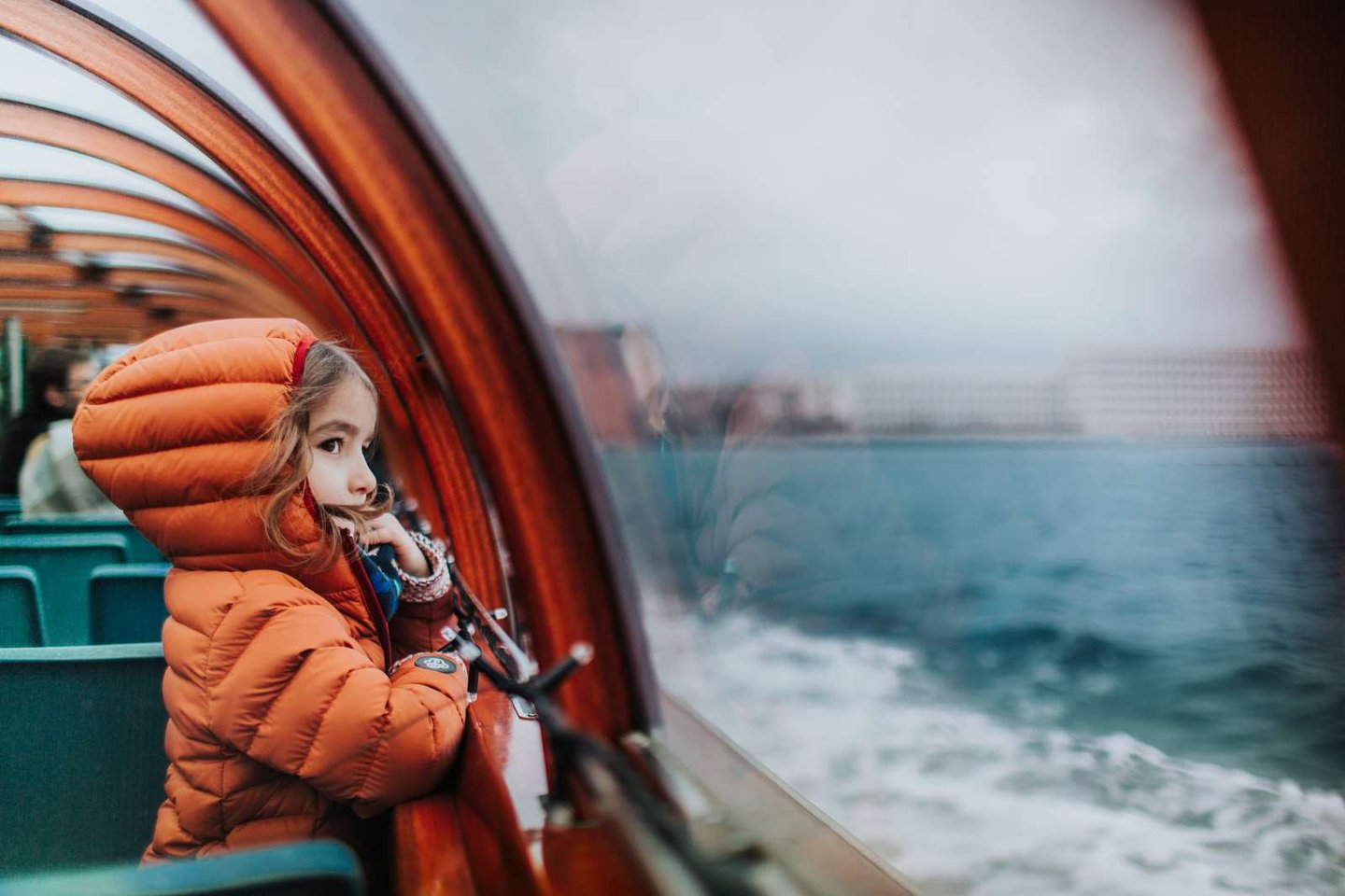 Barn på kanalrundfart i København 