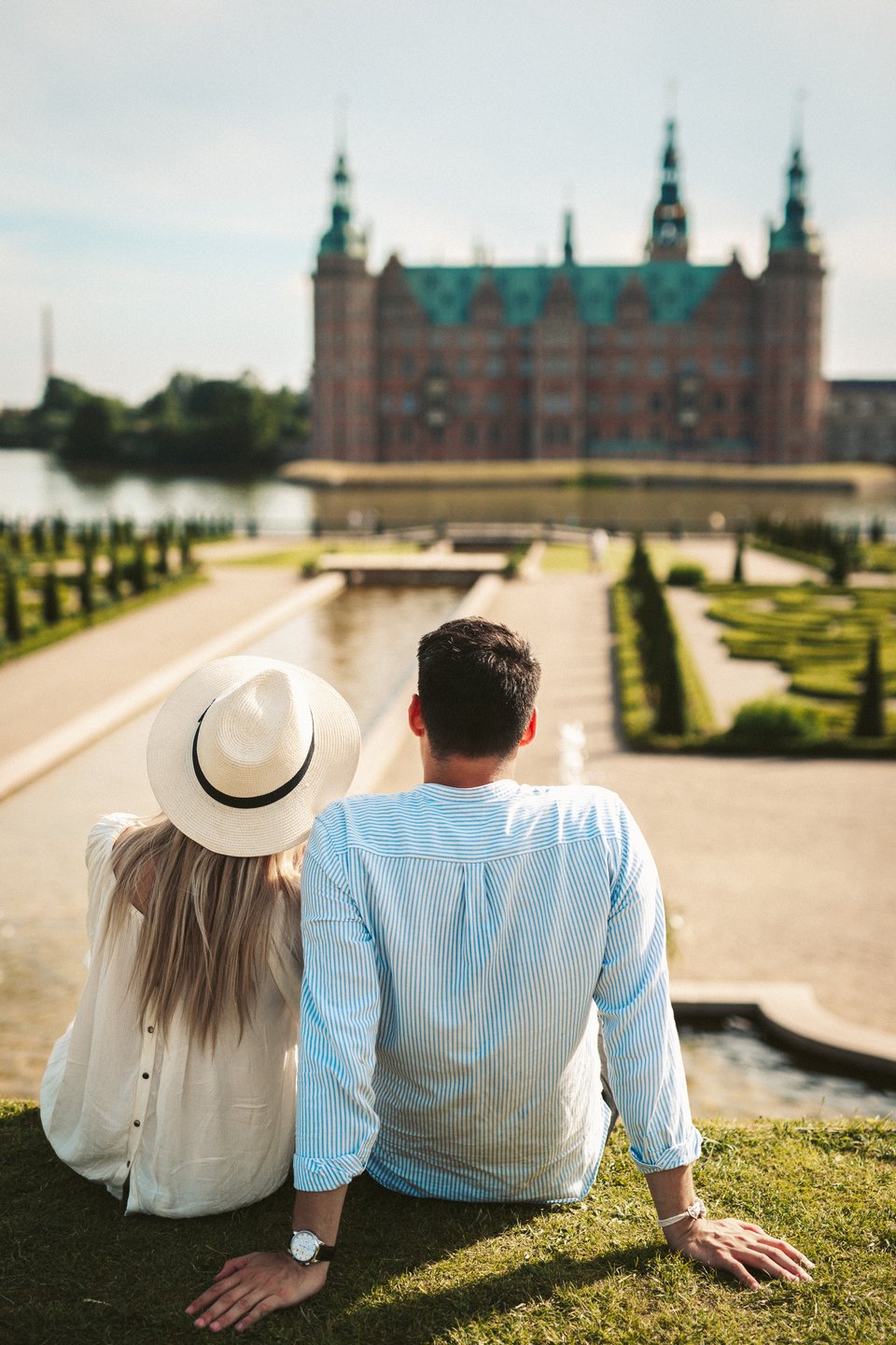 Couple looking at Frederiksborg Castle