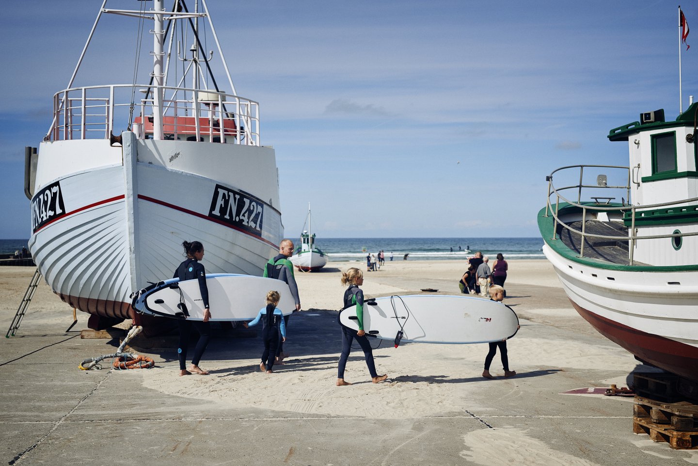 Familie på surfin ved Løkken strand