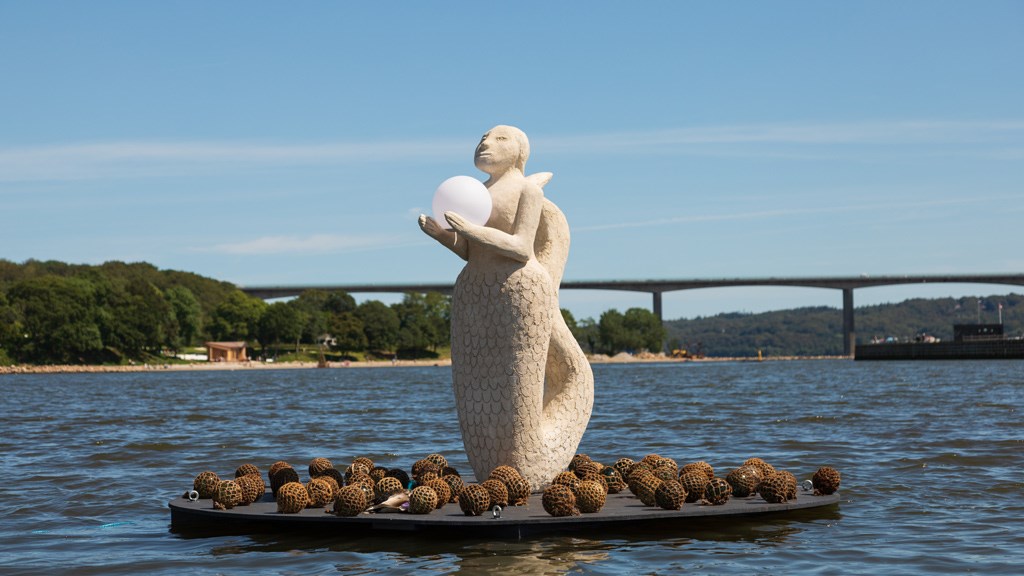 At the Floating Art exhibition you can experience art installations while kayaking in the harbour of Vejle