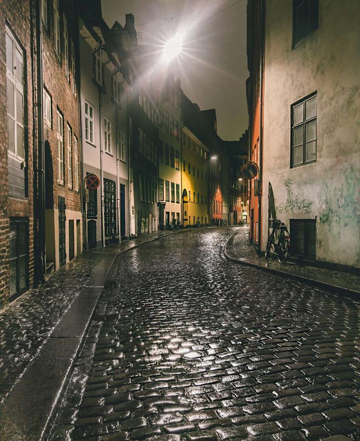 Kopenhagens bekannte Magstræde bei Nacht