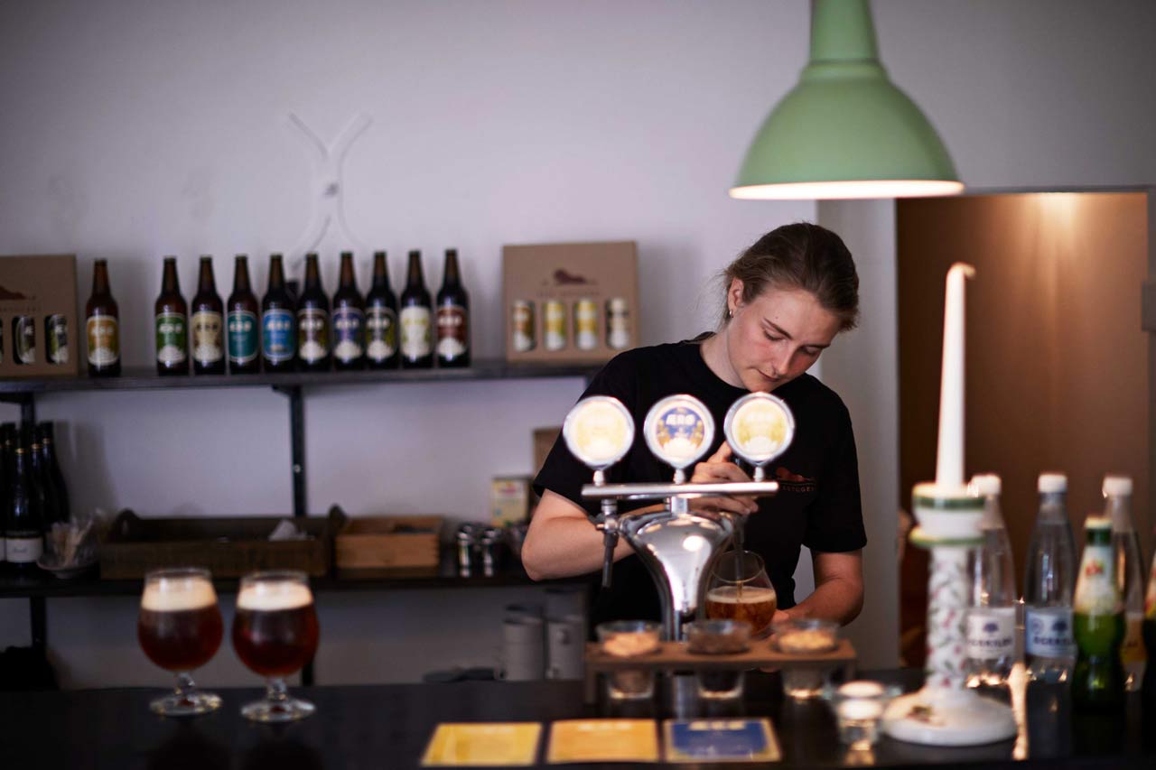 Frischgezapftes Bier in der Rise Bryggeri