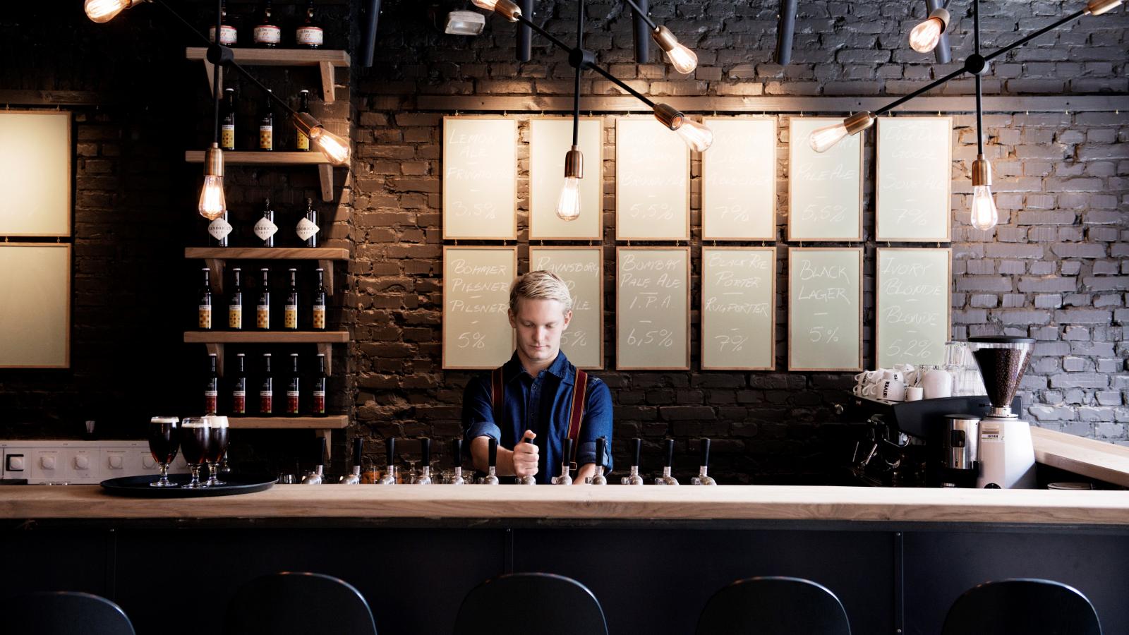 Kellner zapft Bier im Nørrebro Bryghus