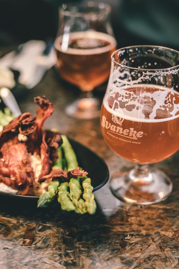 Essen und lokales Bier im Svaneke Bryghus auf Bornholm