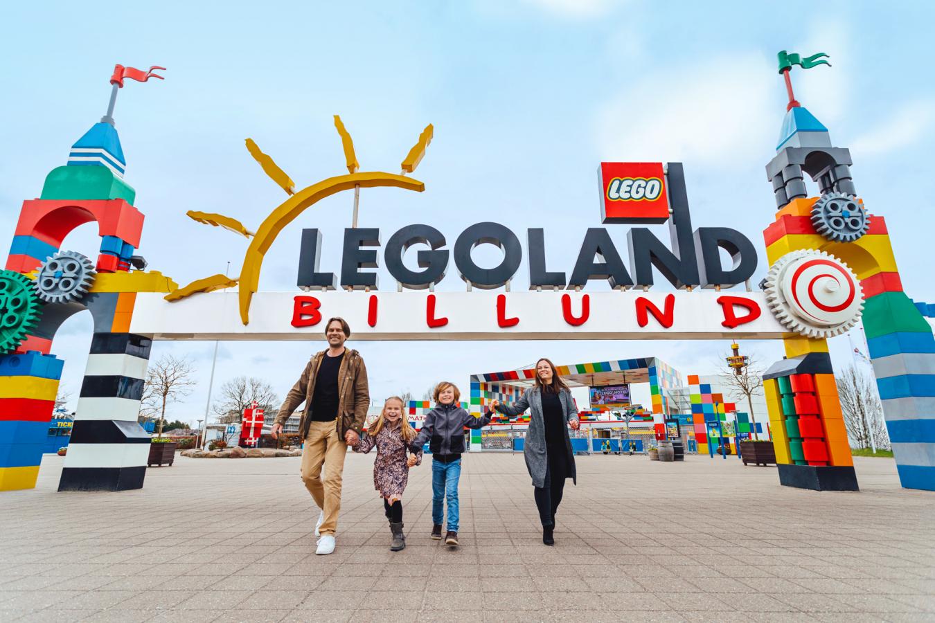 Familie im Eingang des LEGOLAND Billund