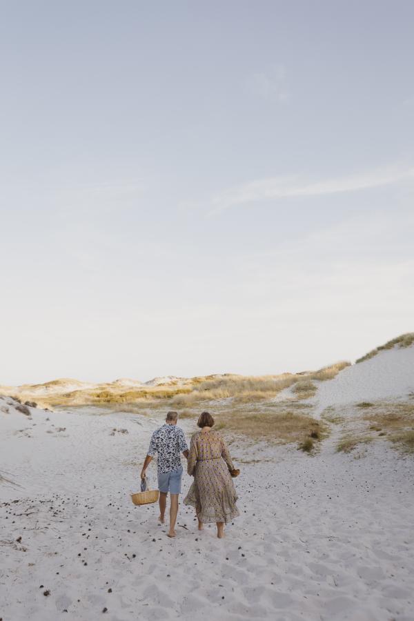 Paar am Strand auf Bornholm in der Dänischen Ostsee