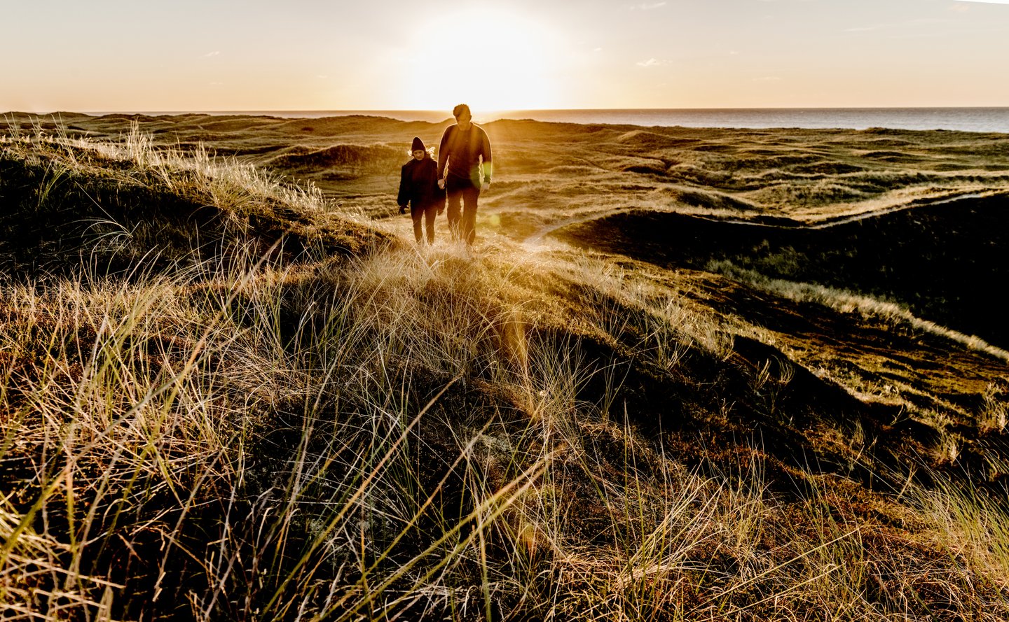 Par på gåtur i solskinnet i Nationalpark Thy 