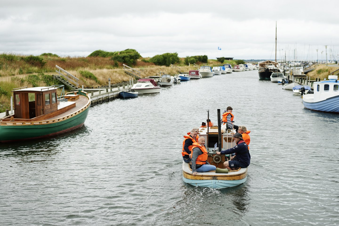 Familie auf dem Weg zum Angeltrip im Hafen von Løgstør