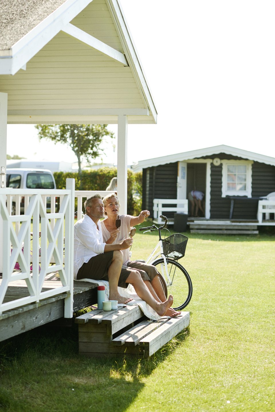 Paar in einer Campinghütte auf dem Campingplatz in Dänemark