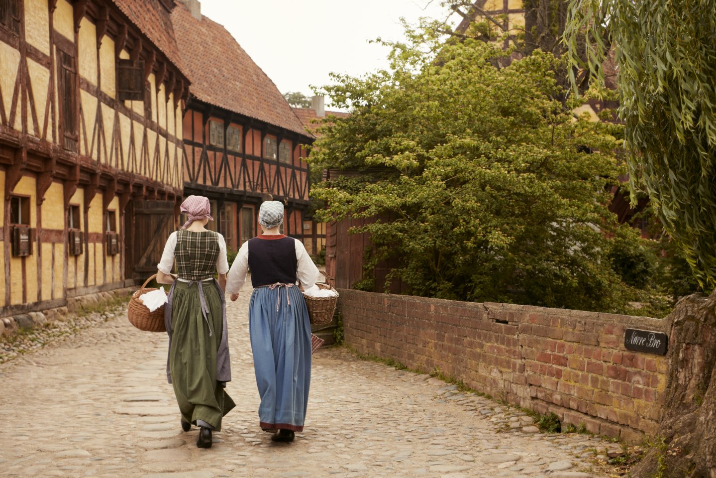 Zwei Frauen im Freilichtmuseum "Den Gamle By" in Aarhus