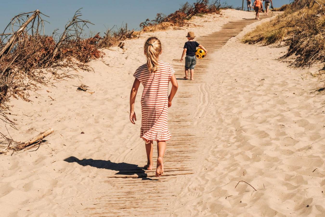 Kinder am Strand von Søndervig an der Dänischen Nordsee