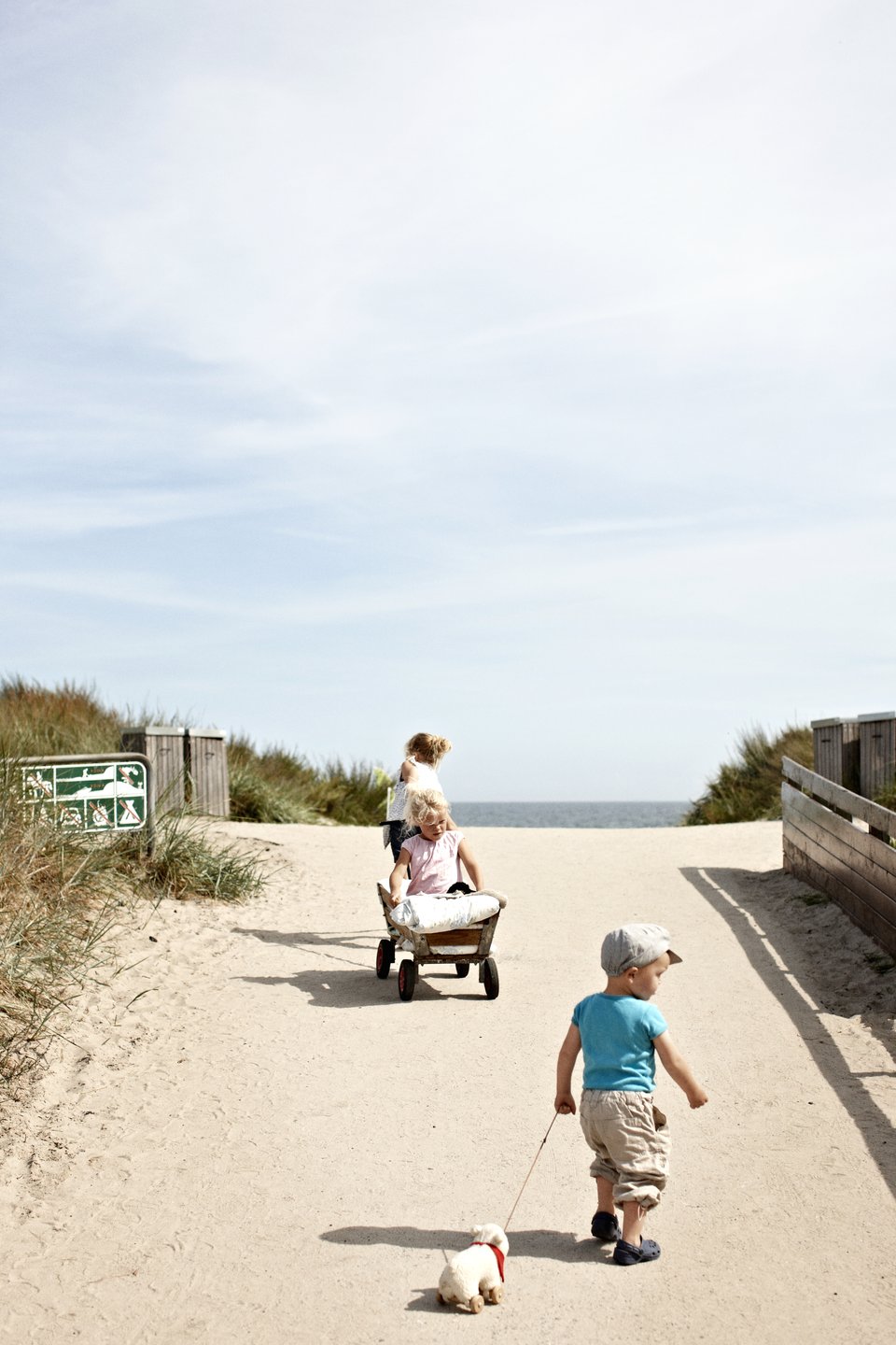 Kinder auf dem Weg zum Strand auf den Dänischen Ostseeinseln