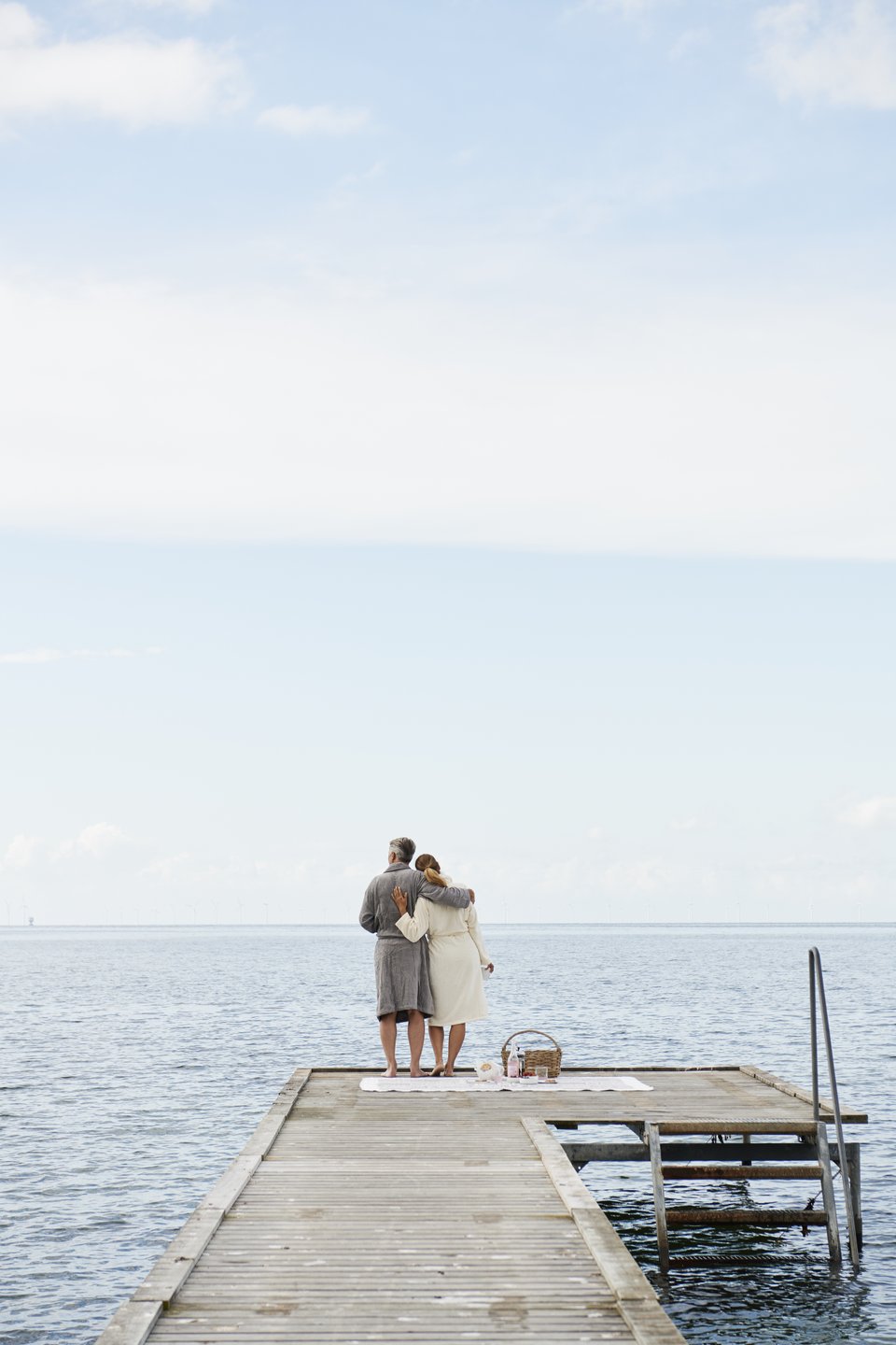 Par på badebroen som ser ut over havet på Nysted Lolland