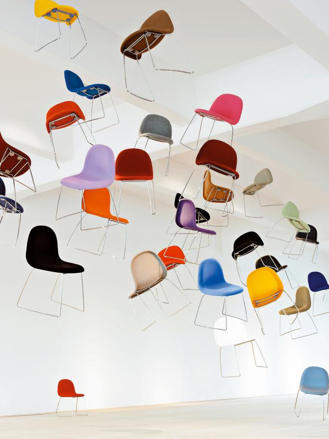 Bunte Designerstühle der dänischen Marke GUBI