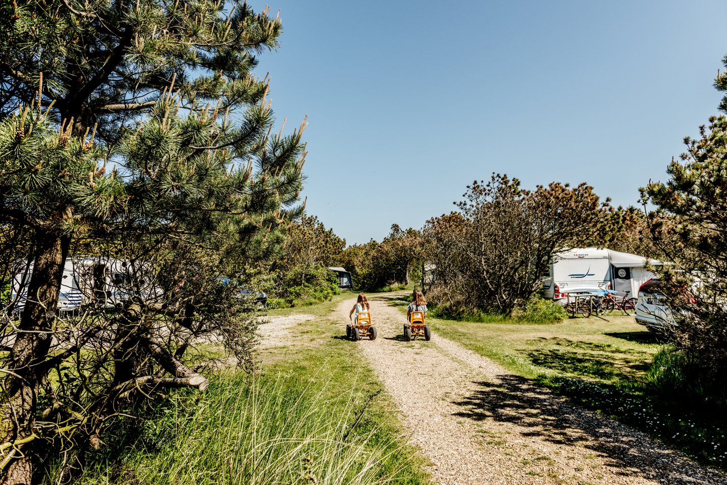 Zwei Kinder spielen auf dem Campingplatz Nystrup Camping in Klitmøller in Nordjütland an der Dänischen Nordsee