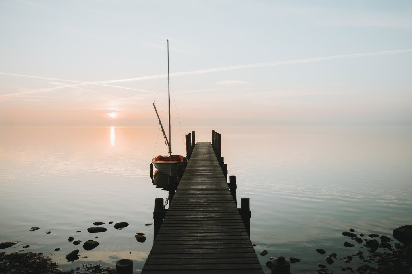 Boot am Pier des Esrumsee in Nordseeland, Dänemark