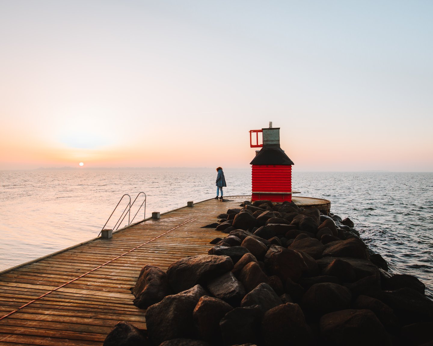Person på molen i Lynæs, Nordsjælland