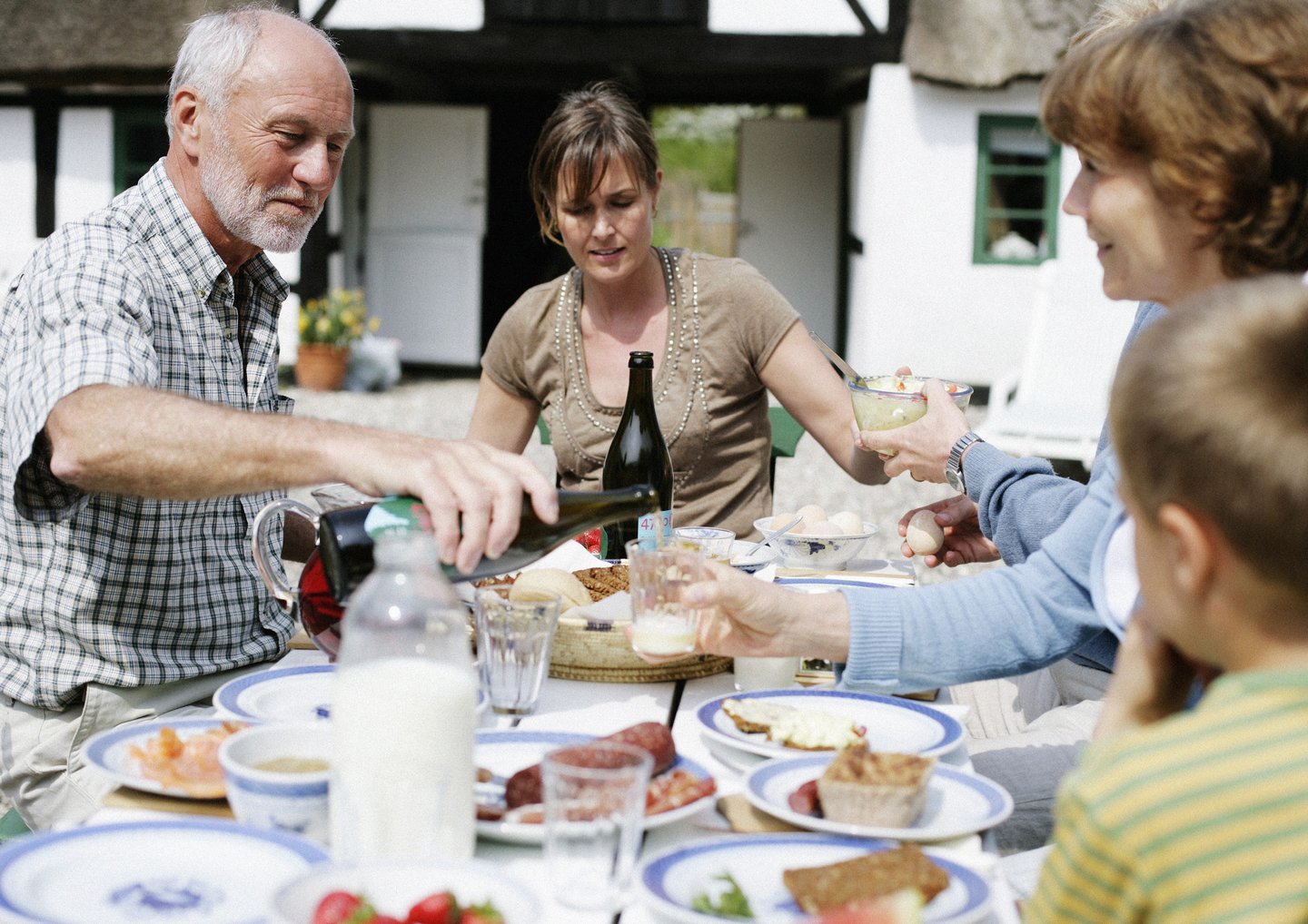 Familie beim Mittagessen in Dänemark
