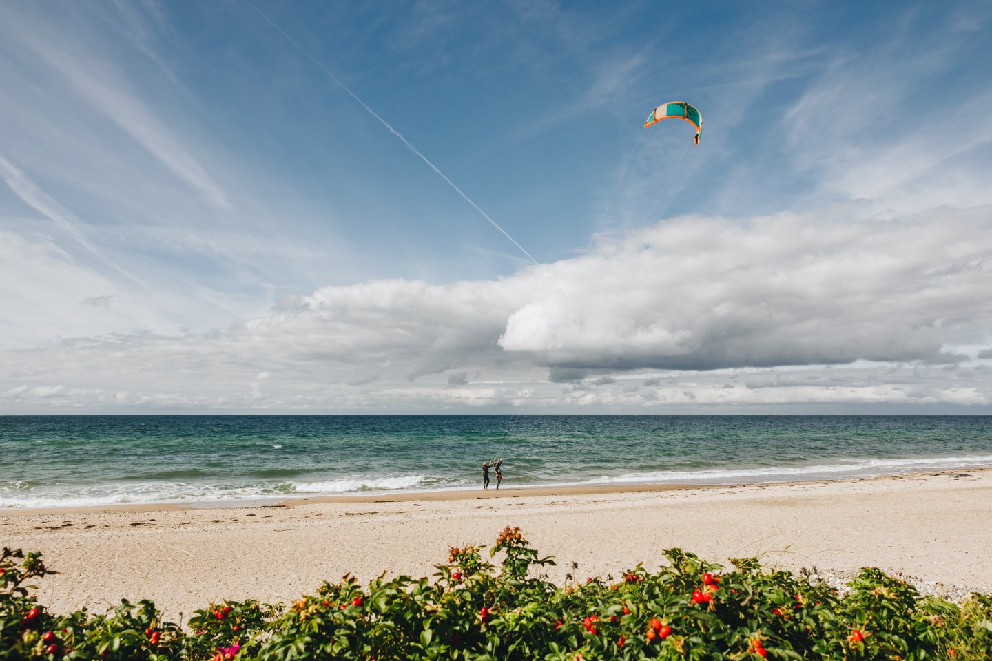 Kitesurfer am Tisvildeleje Strand an der Dänischen Riviera in Nordseeland an der Dänischen Ostsee
