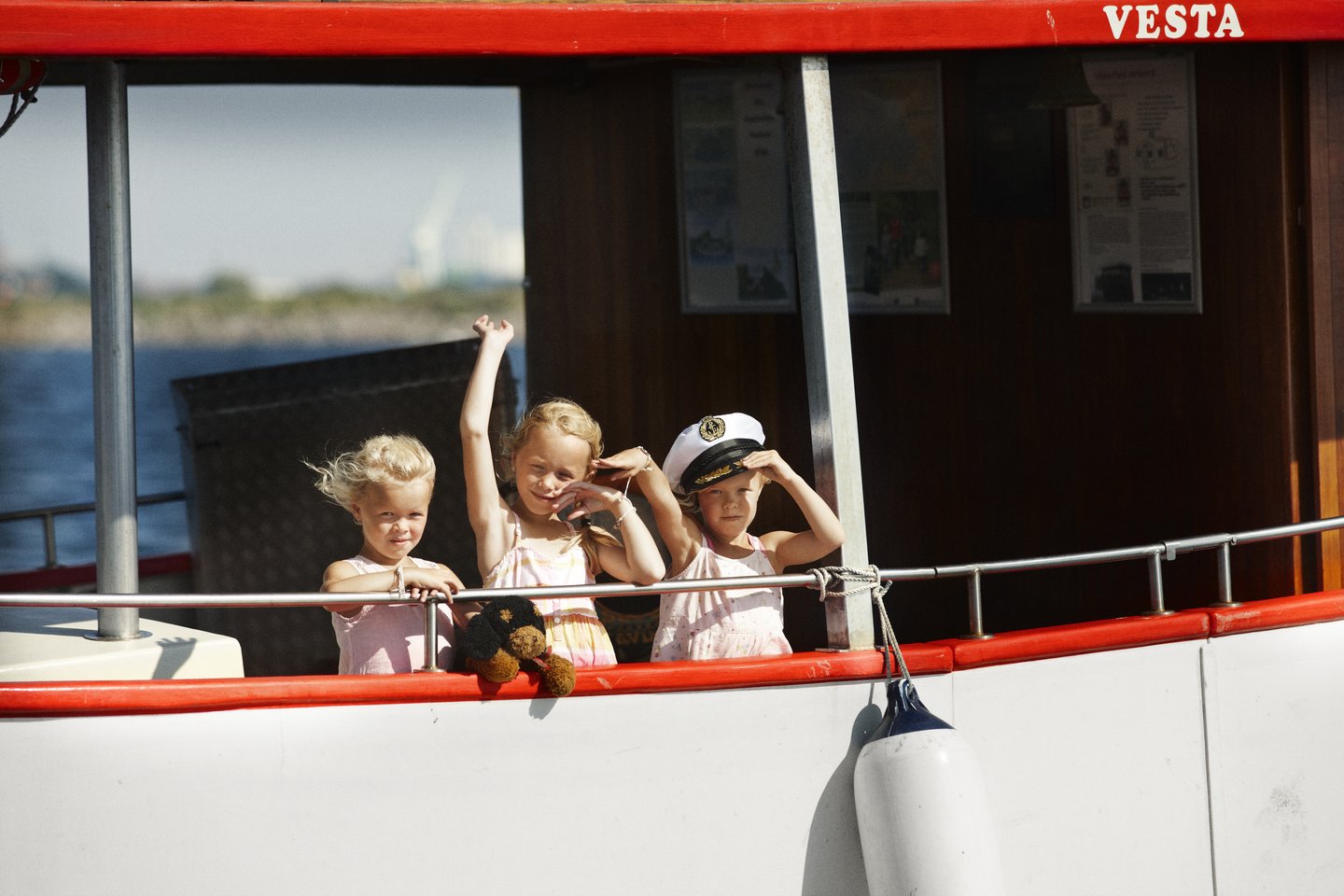 Barn på fergetur i Danmark