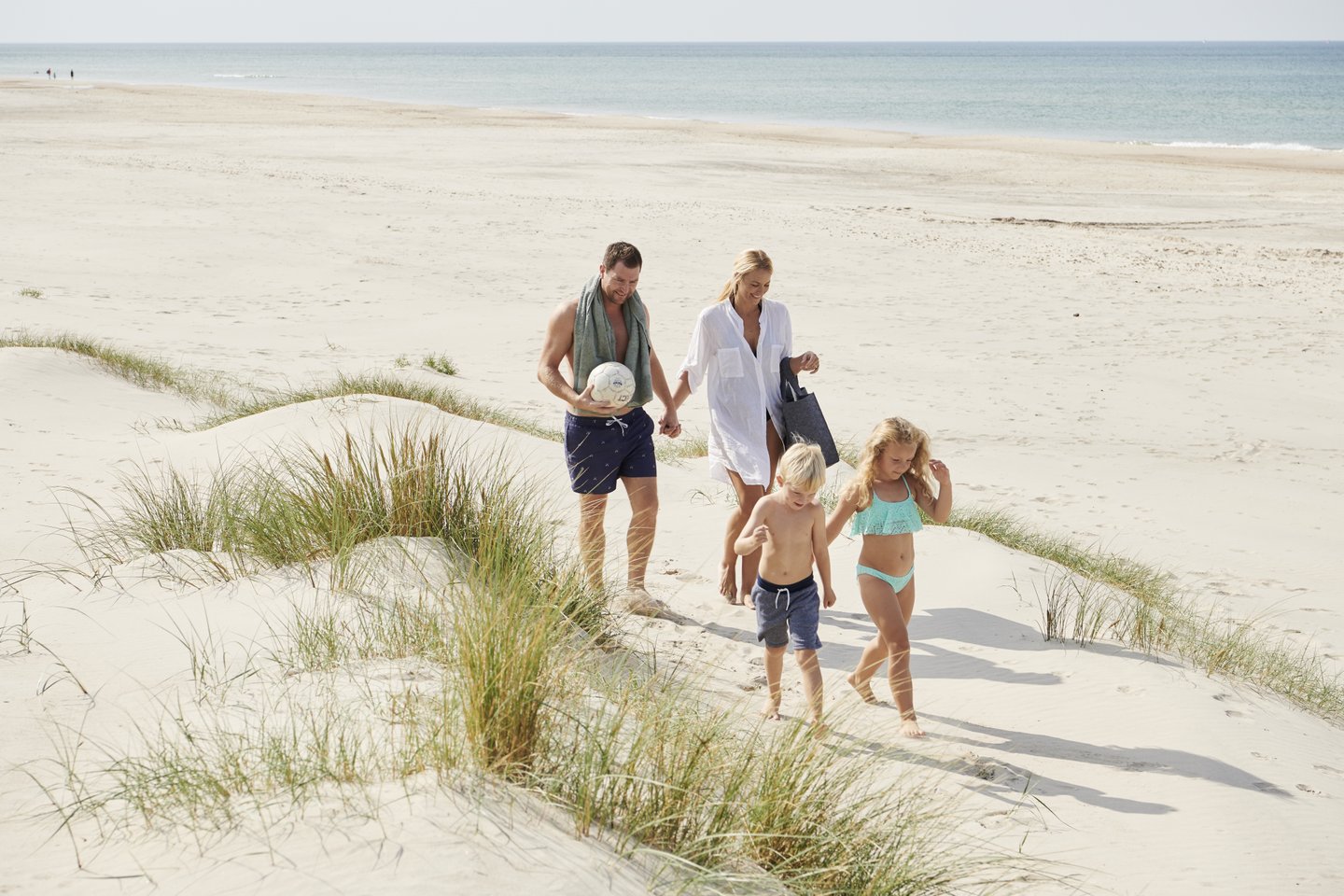 Familie går på stranden i Hirtshals i Nordjylland