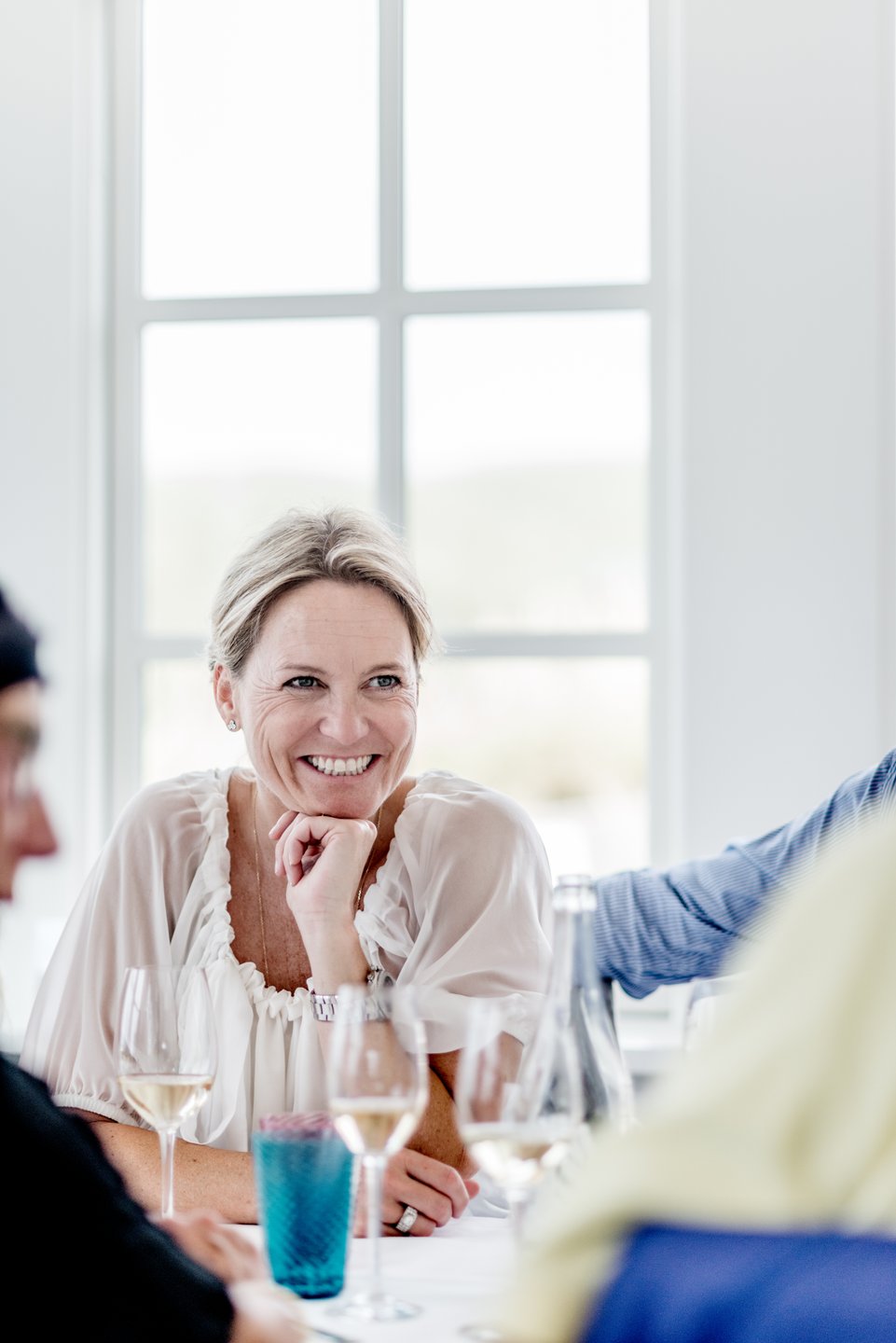 Lächelnde Frau in einem Gasthaus im dänischen Nordjütland