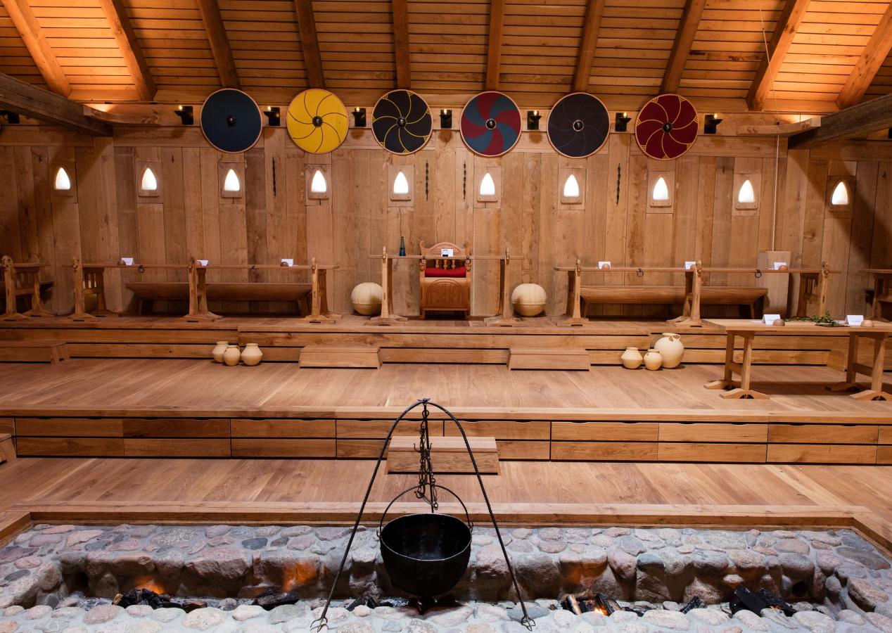 Dänemarks größte Wikingerhalle im Sagnlandet Leje im dänischen Fjordland