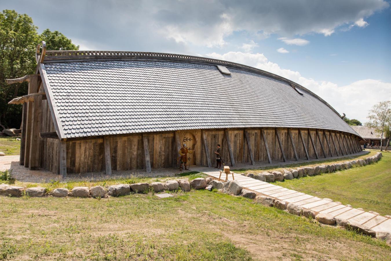 Dänemarks größte Wikingerhalle im Sagnlandet Leje im dänischen Fjordland