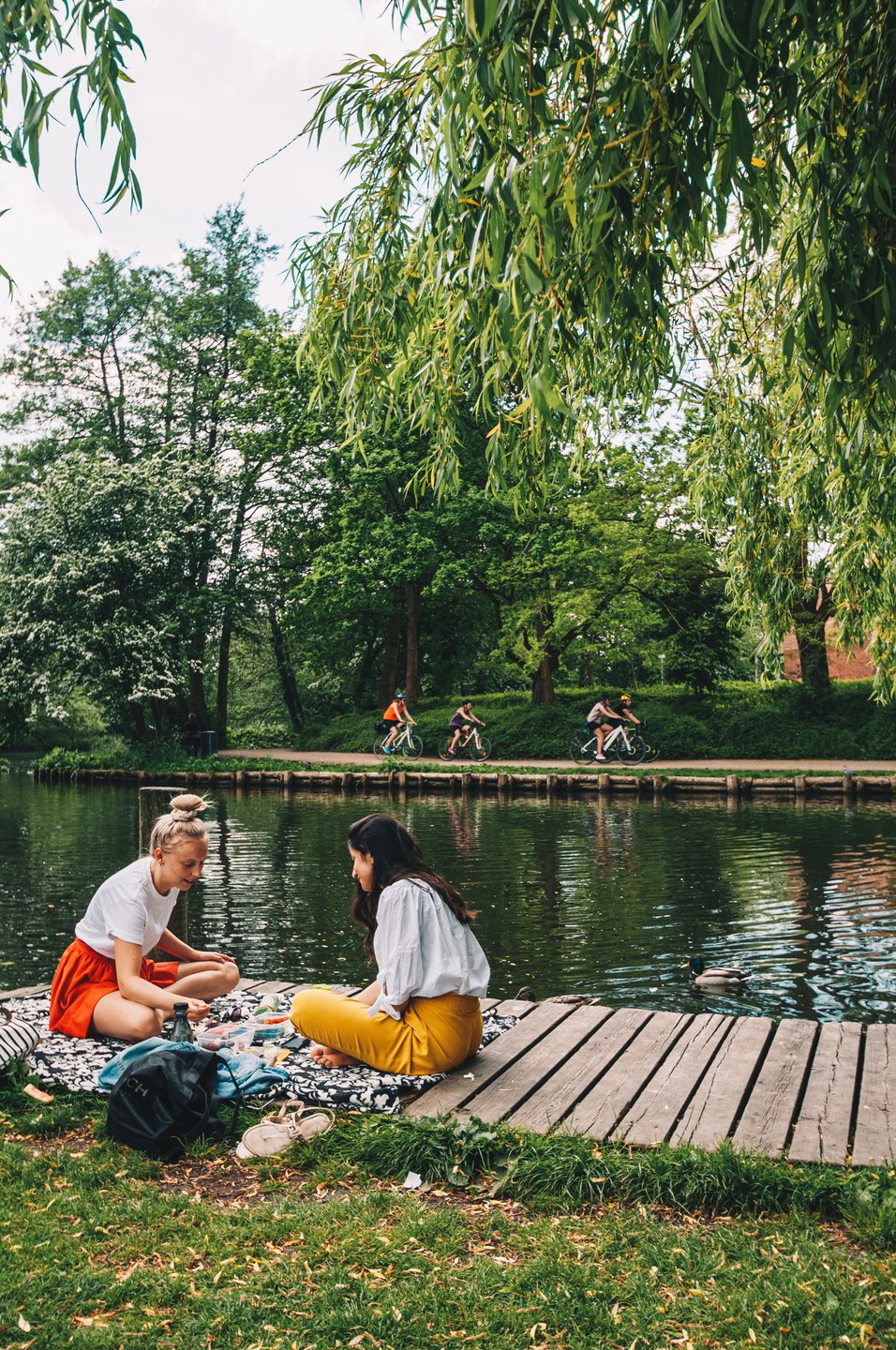 Freunde sitzen zusammen am Fluss Odense Å