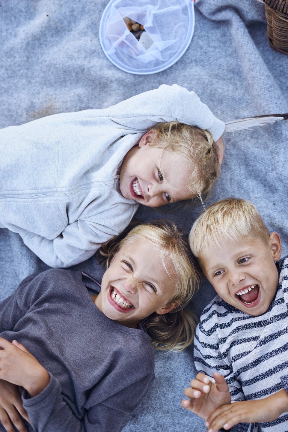 Kinder am Strand im dänischen Nordjütland