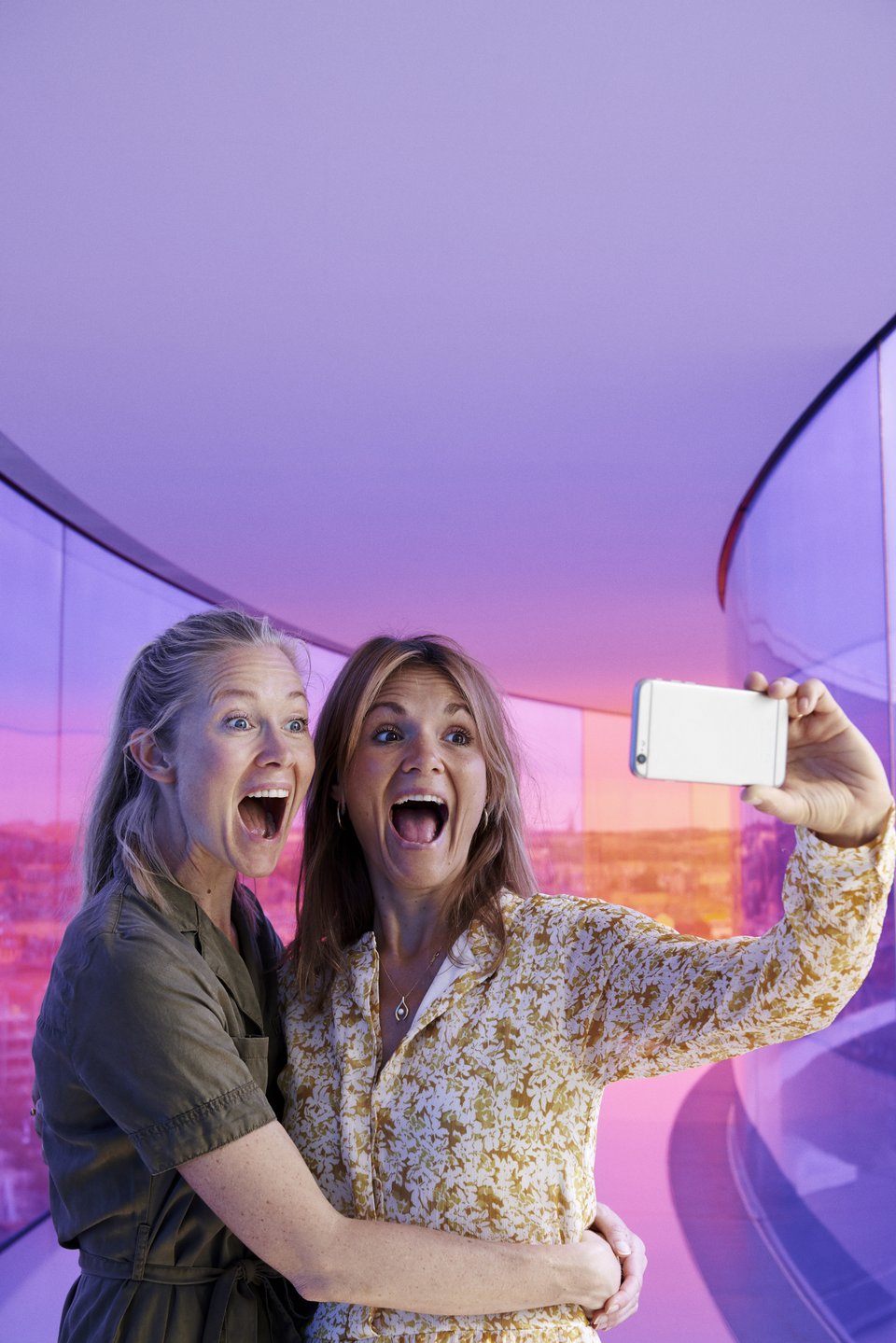Zwei Frauen machen ein Selfie im Kunstmuseum ARoS im dänischen Aarhus