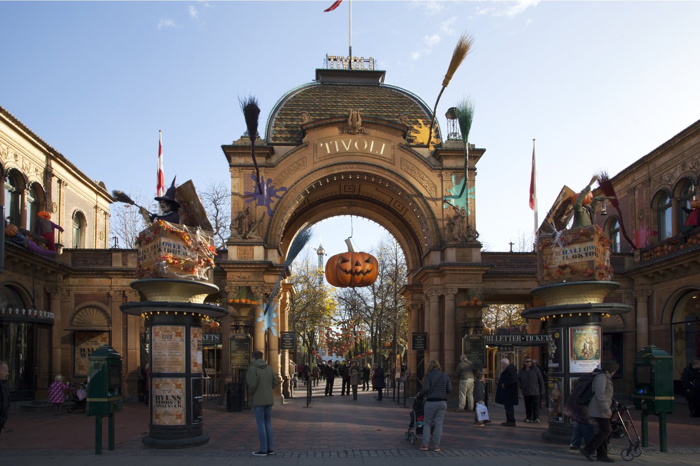 Inngangen til tivoli i København ved Halloween