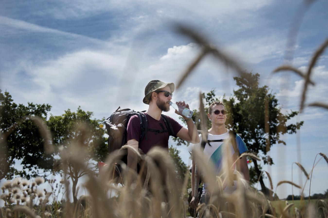 Wanderer machen Rast auf dem dänischen Pilgerweg Heerweg