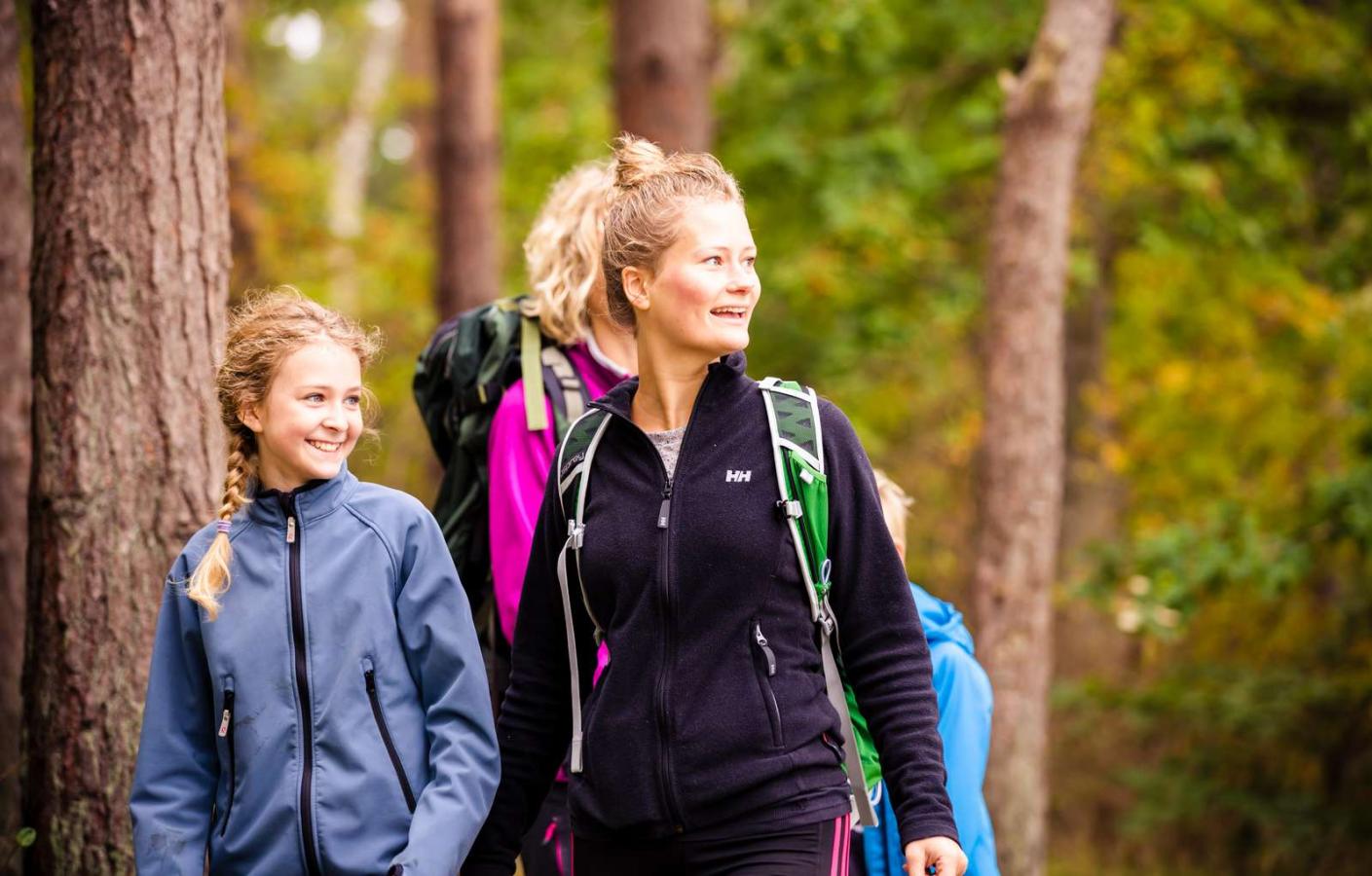 Familie wandert auf dem Wanderweg des Inselmeers im dänischen Fünen