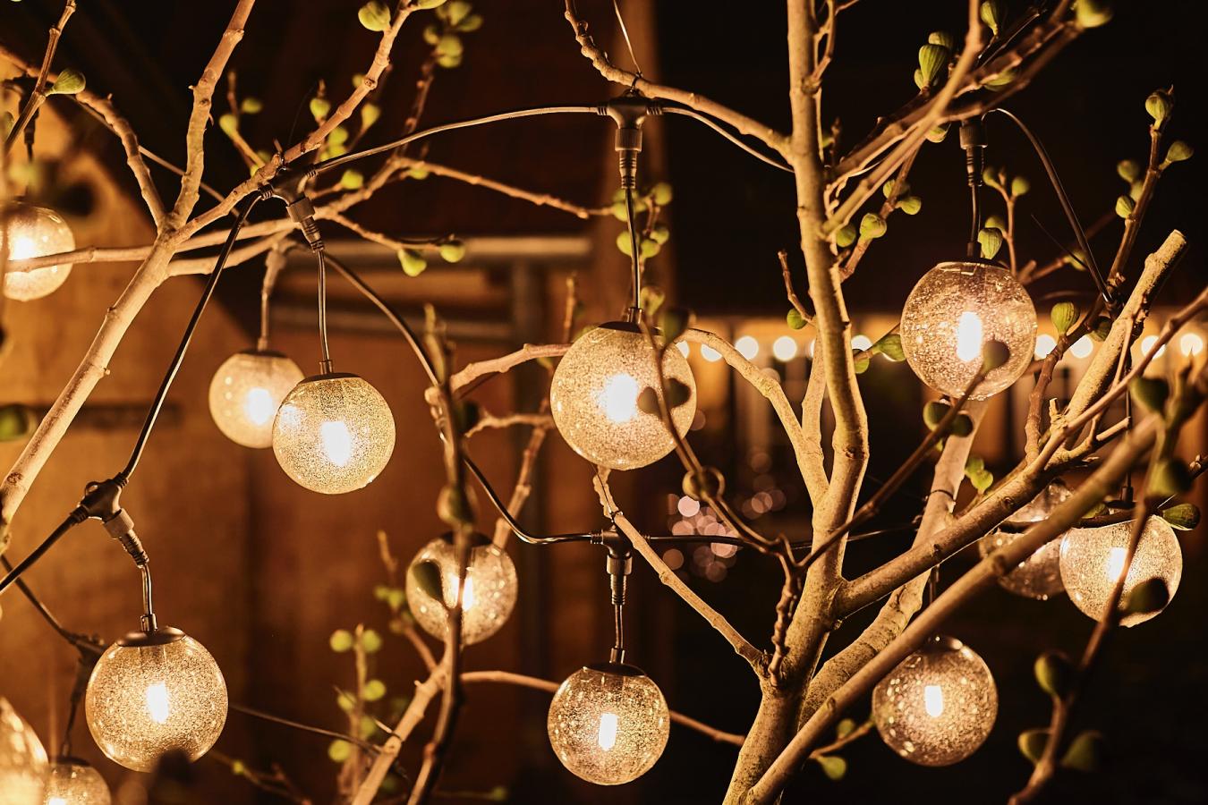 Lichterkette auf dem Weihnachtsmarkt in Nexø auf der dänischen Ostseeinsel Bornholm