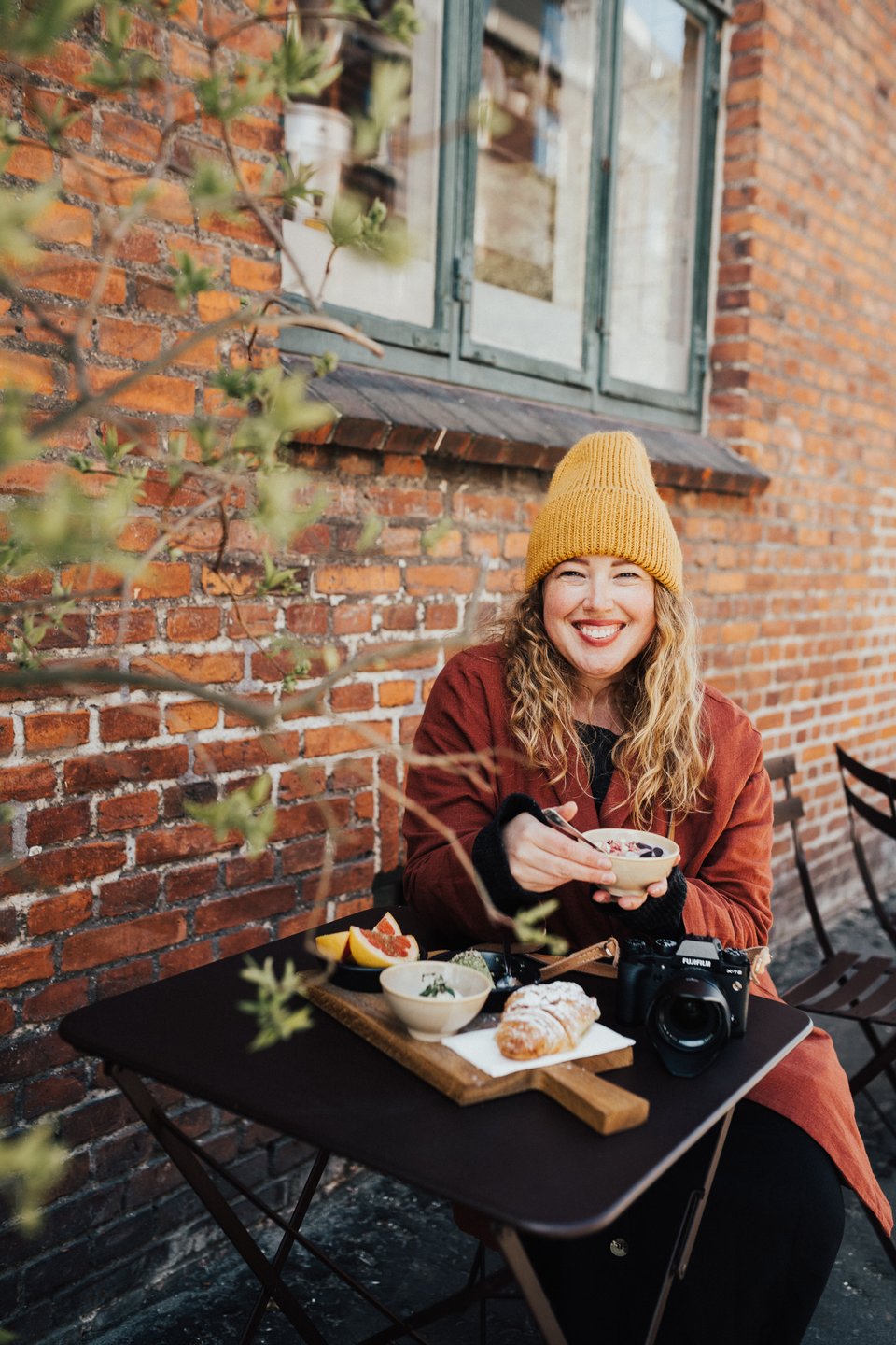 En kvinne spiser lunsj ute på cafe på høsten i København, Danmark