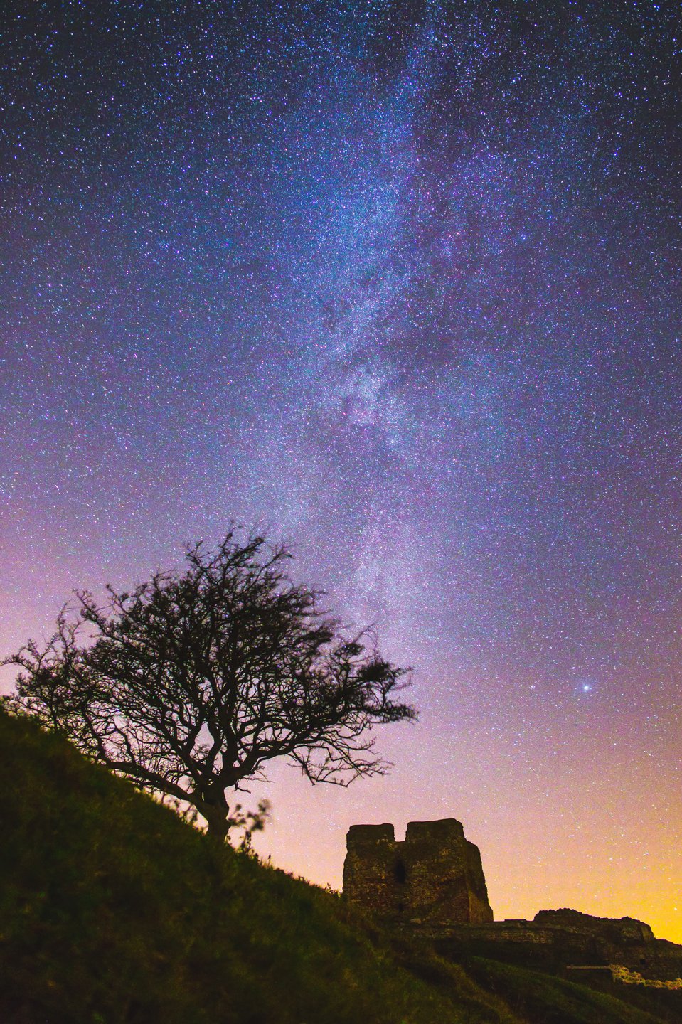 Stjernehimmel over Kalø Slotsruin i Mols Bjerg Nationalpark.