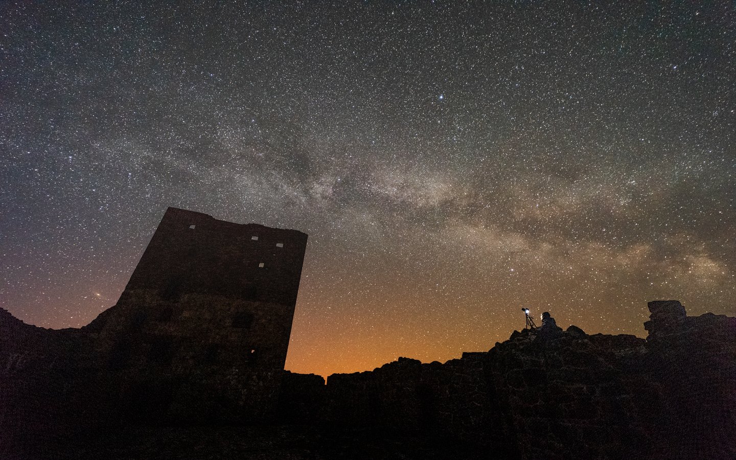 Stjernehimlen over Hammershus på Bornholm.