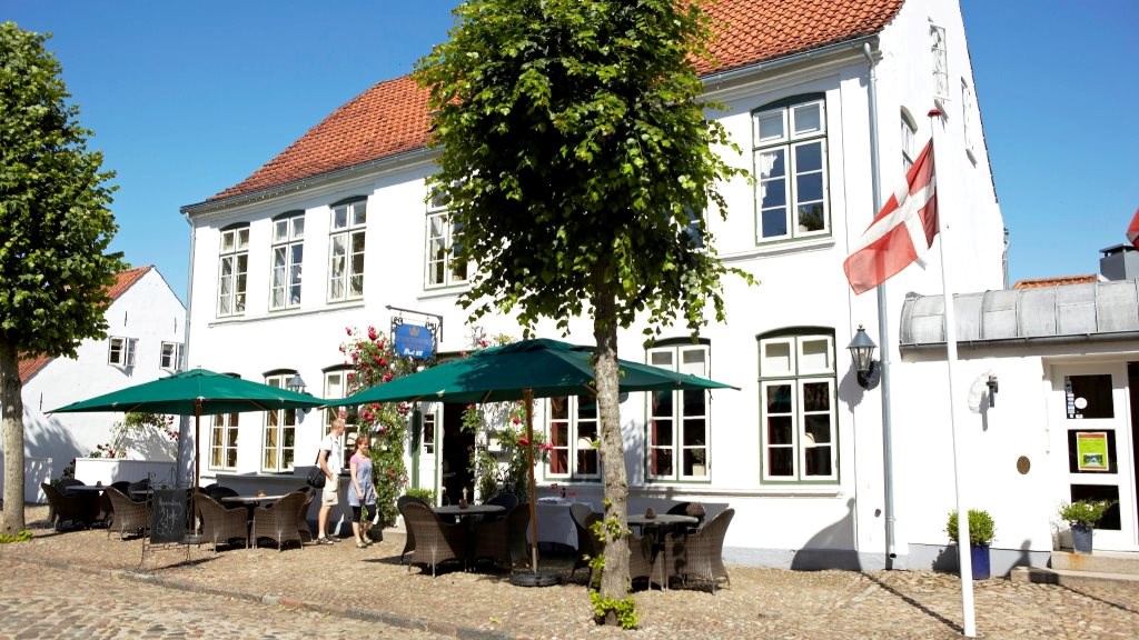 Schackenborg Slotskro ligger i södra Jylland, nära havet, stora artrika våtmarker och den tyska gränsen