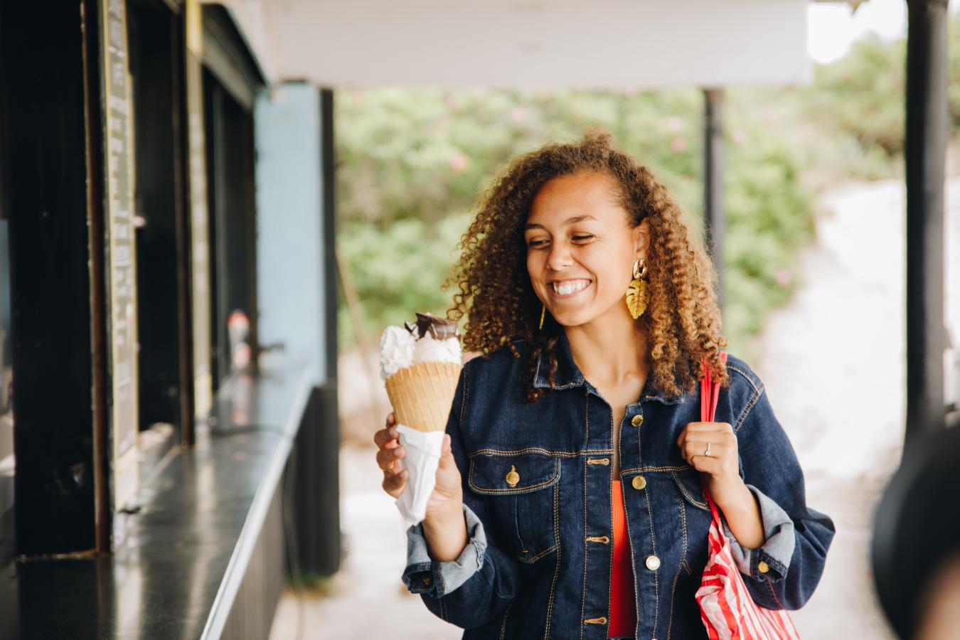 Frau isst ein Eis, Nordseeland