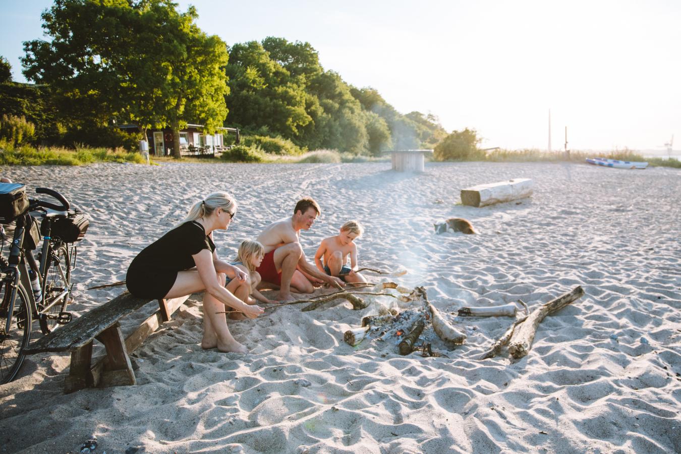 Familie am Strand im dänischen Südjütland