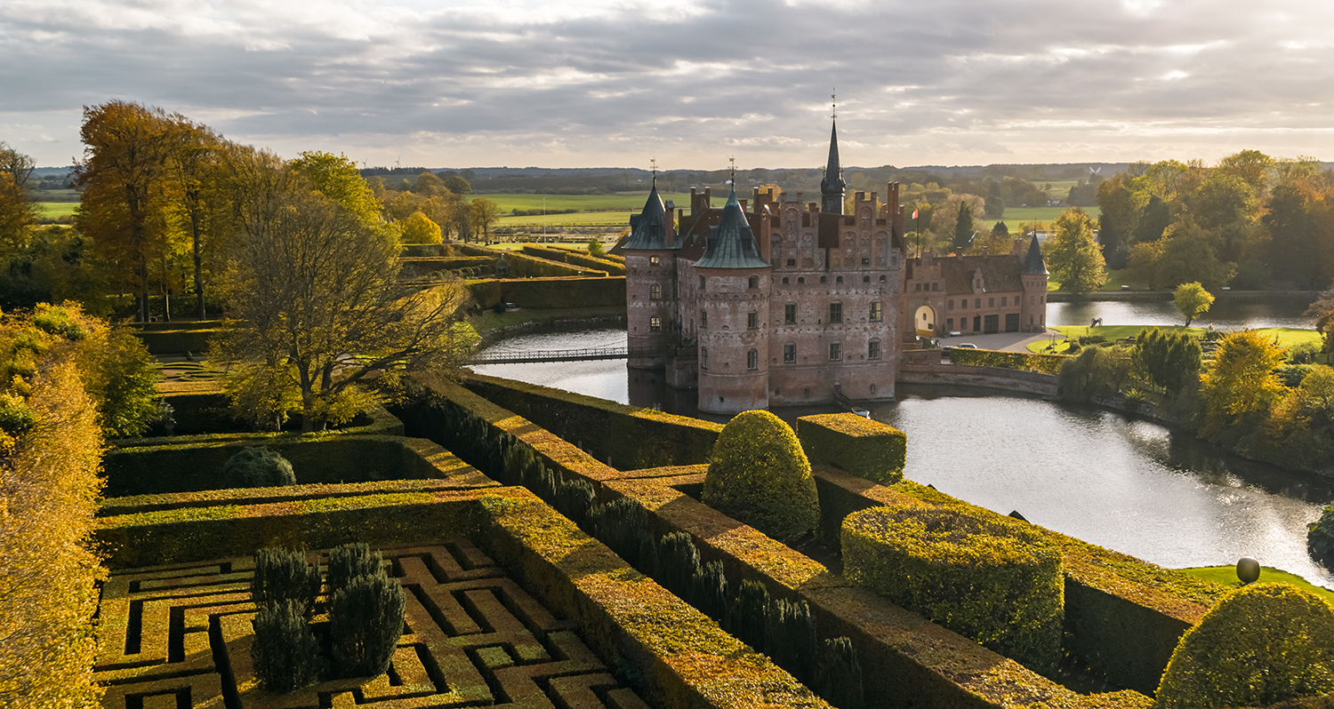 Schloss Egeskov auf der dänischen Insel Fünen im Herbst