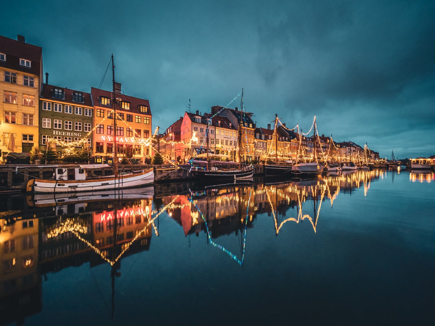 Nyhavn bei Nacht, hell erleuchtet mit Lichtern, Kopenhagen